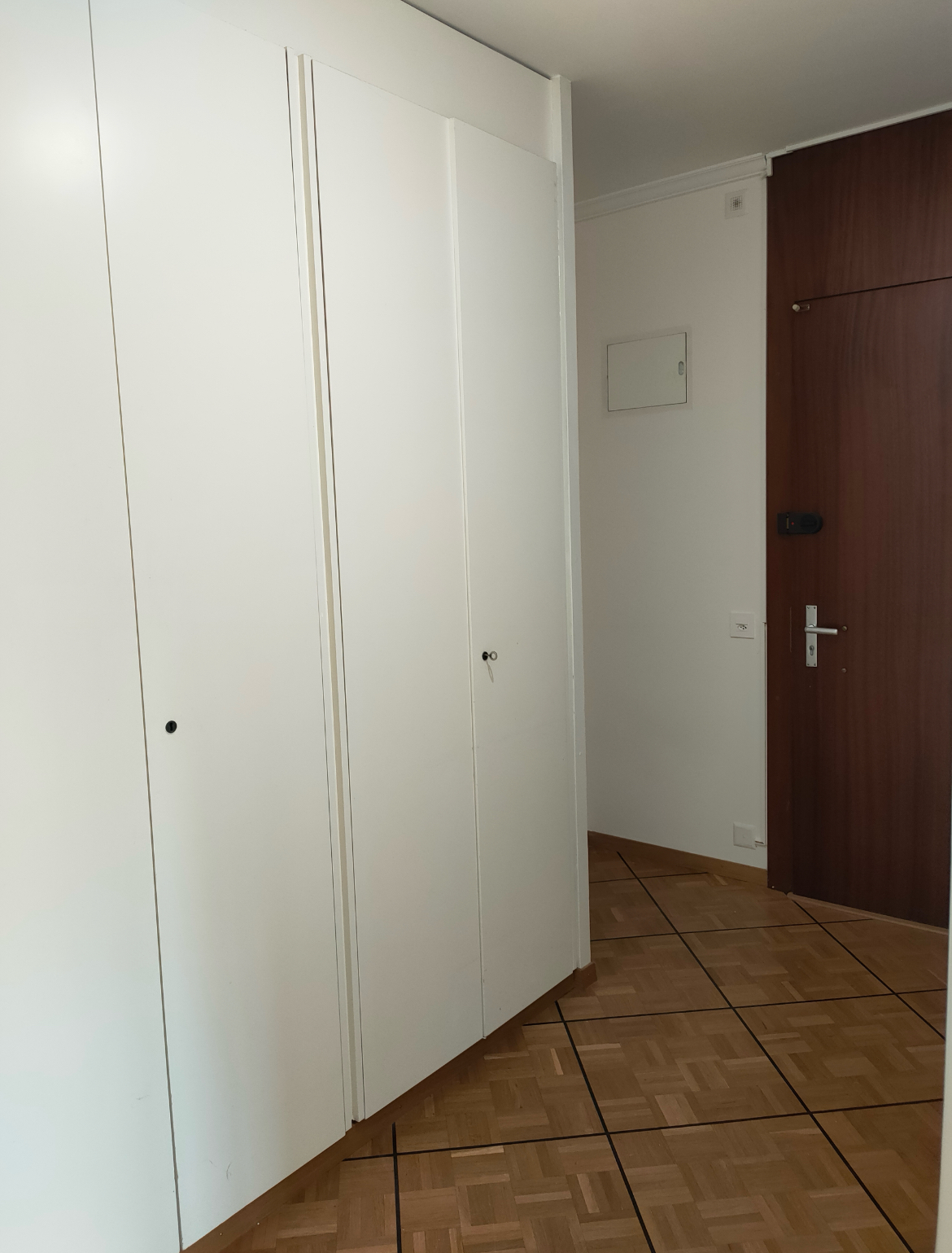 Entrée avec placards intégrés