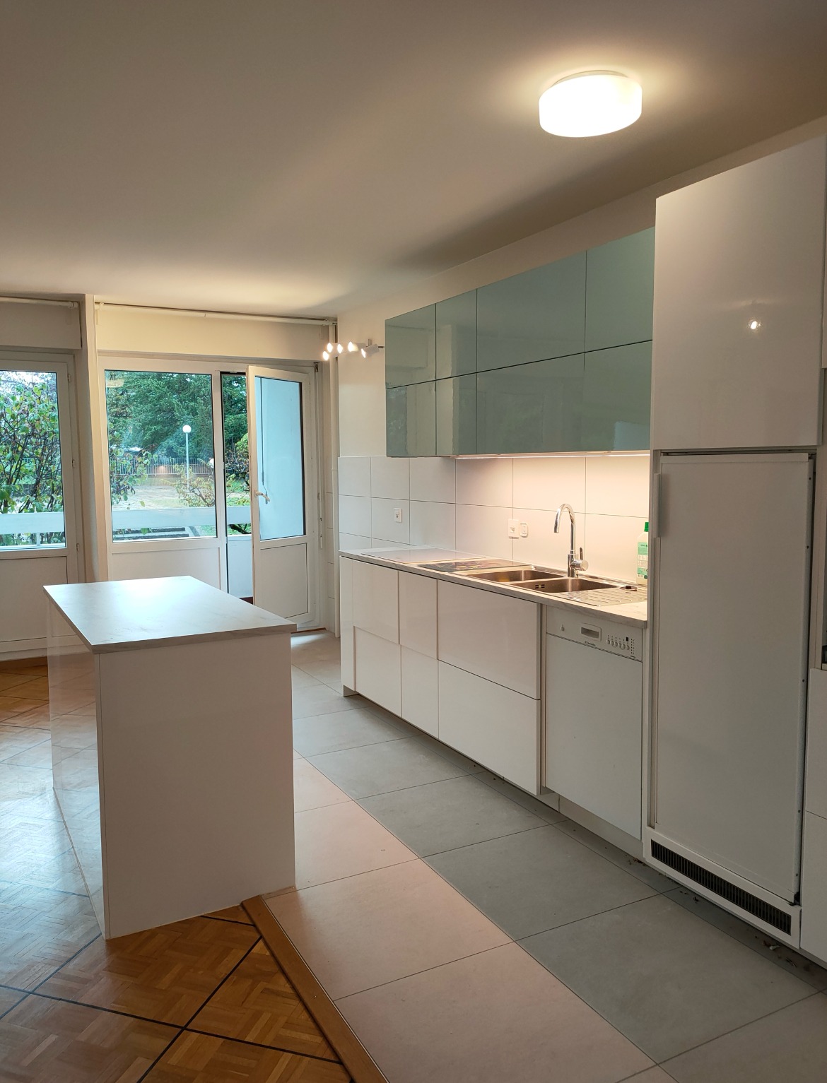 Cuisine équipée et porte-fenêtre
