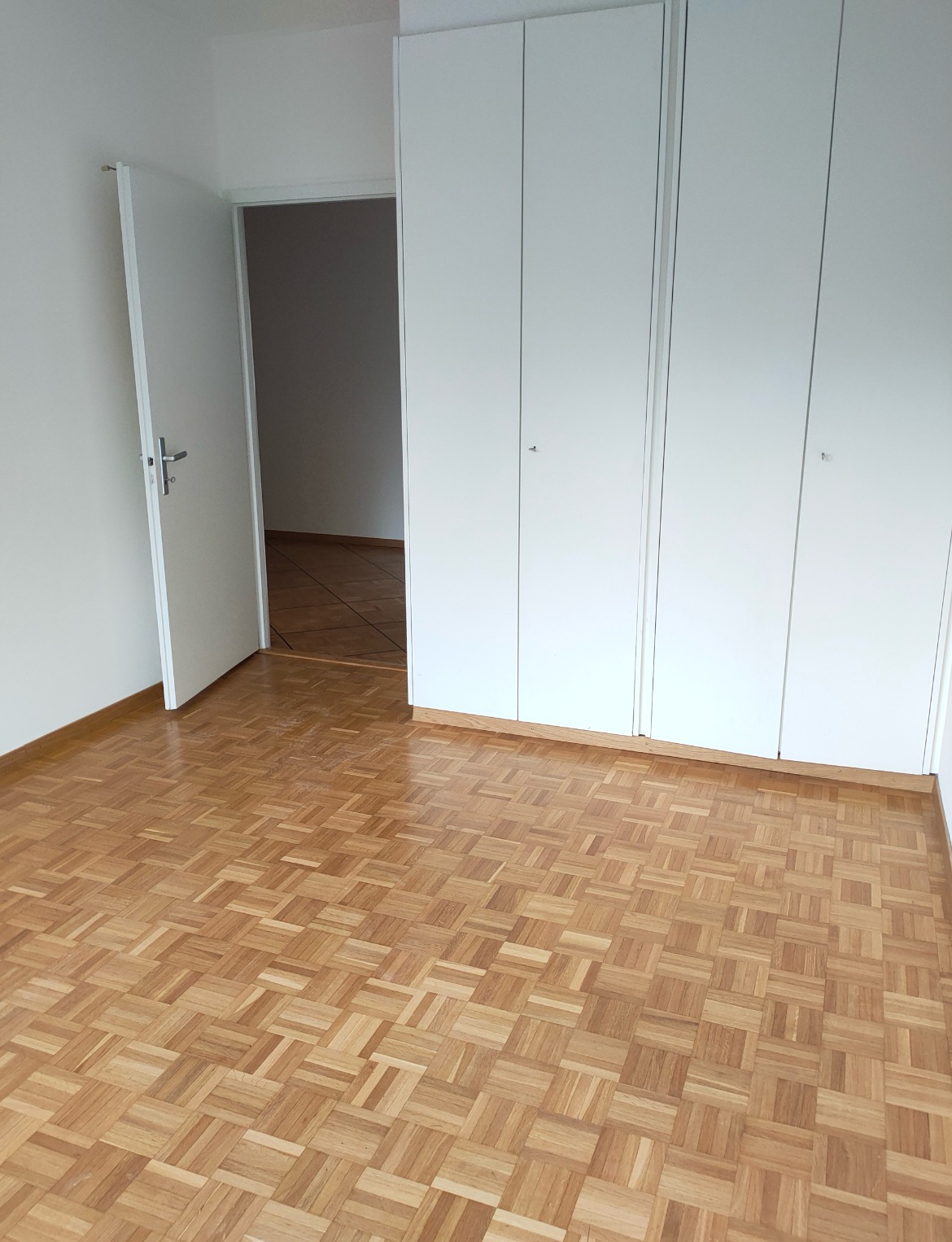 Chambre avec rangements intégrés