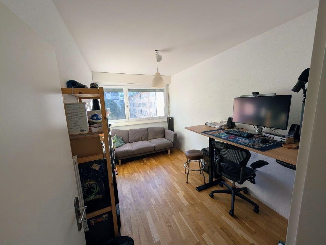 Pièce aménagée en bureau