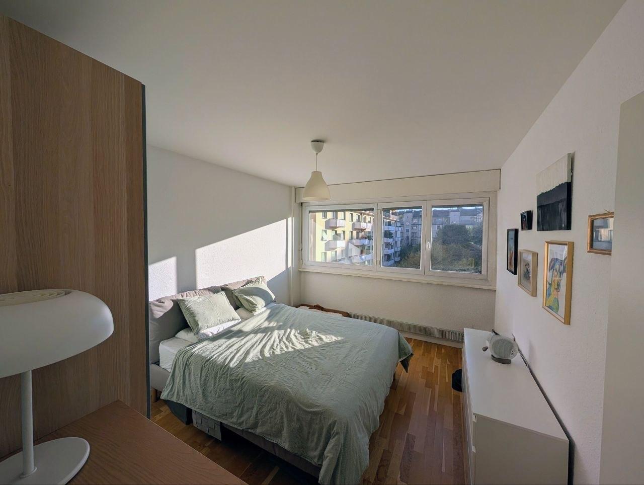 Chambre lumineuse avec parquet