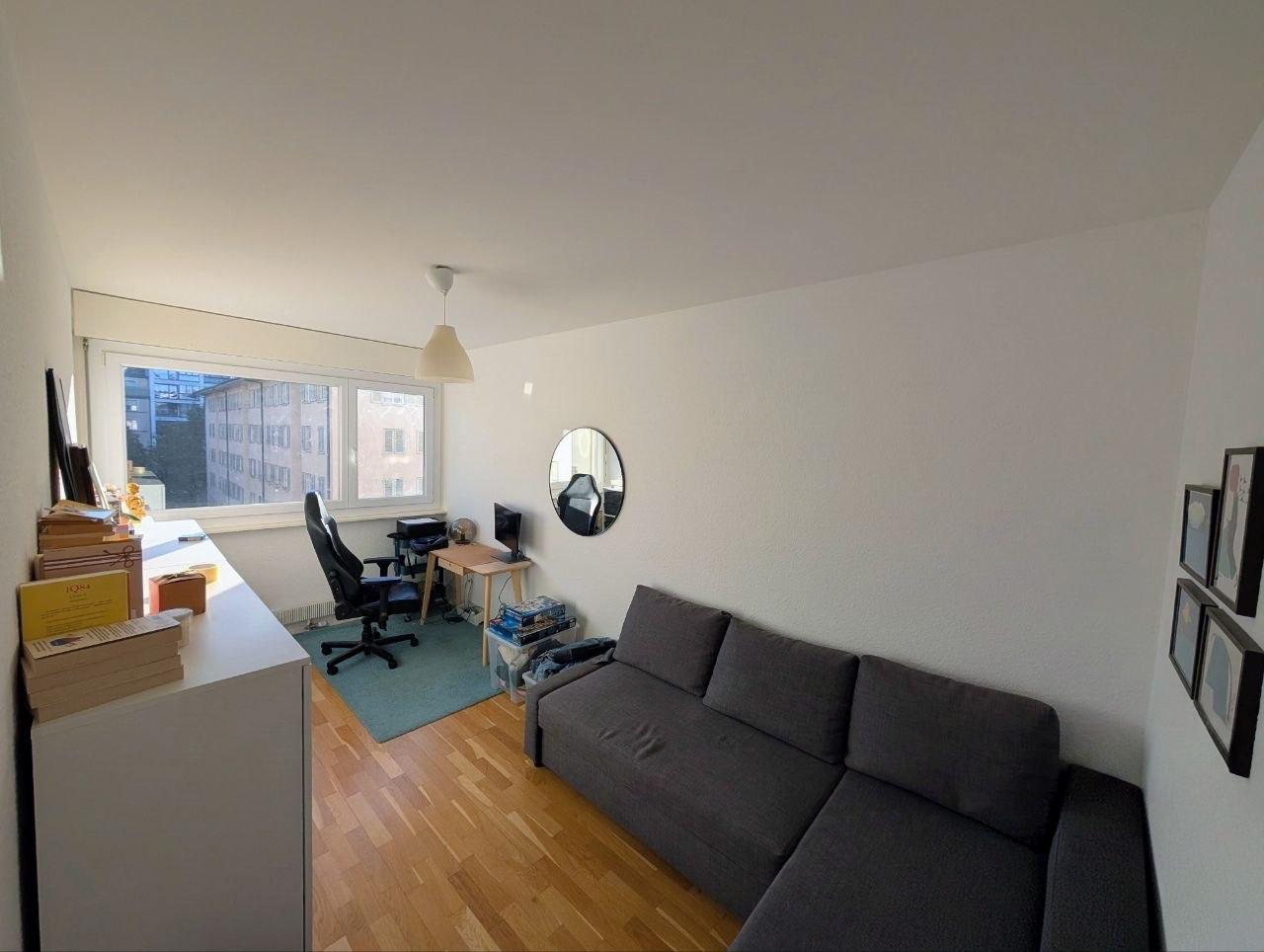 Chambre utilisée comme bureau et salon