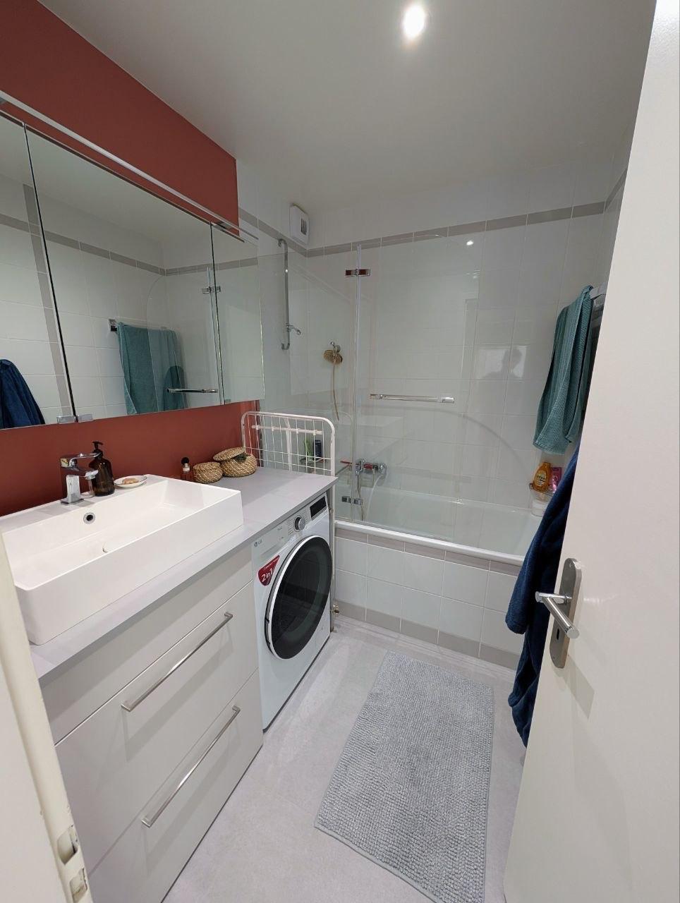Salle de bains avec baignoire